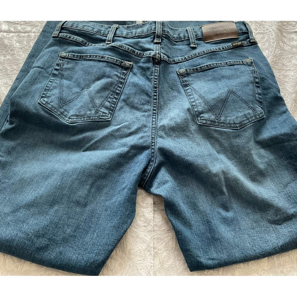 VGUC Wrangler Relaxed Fit Medium Wash Jeans - Size 38 x 32